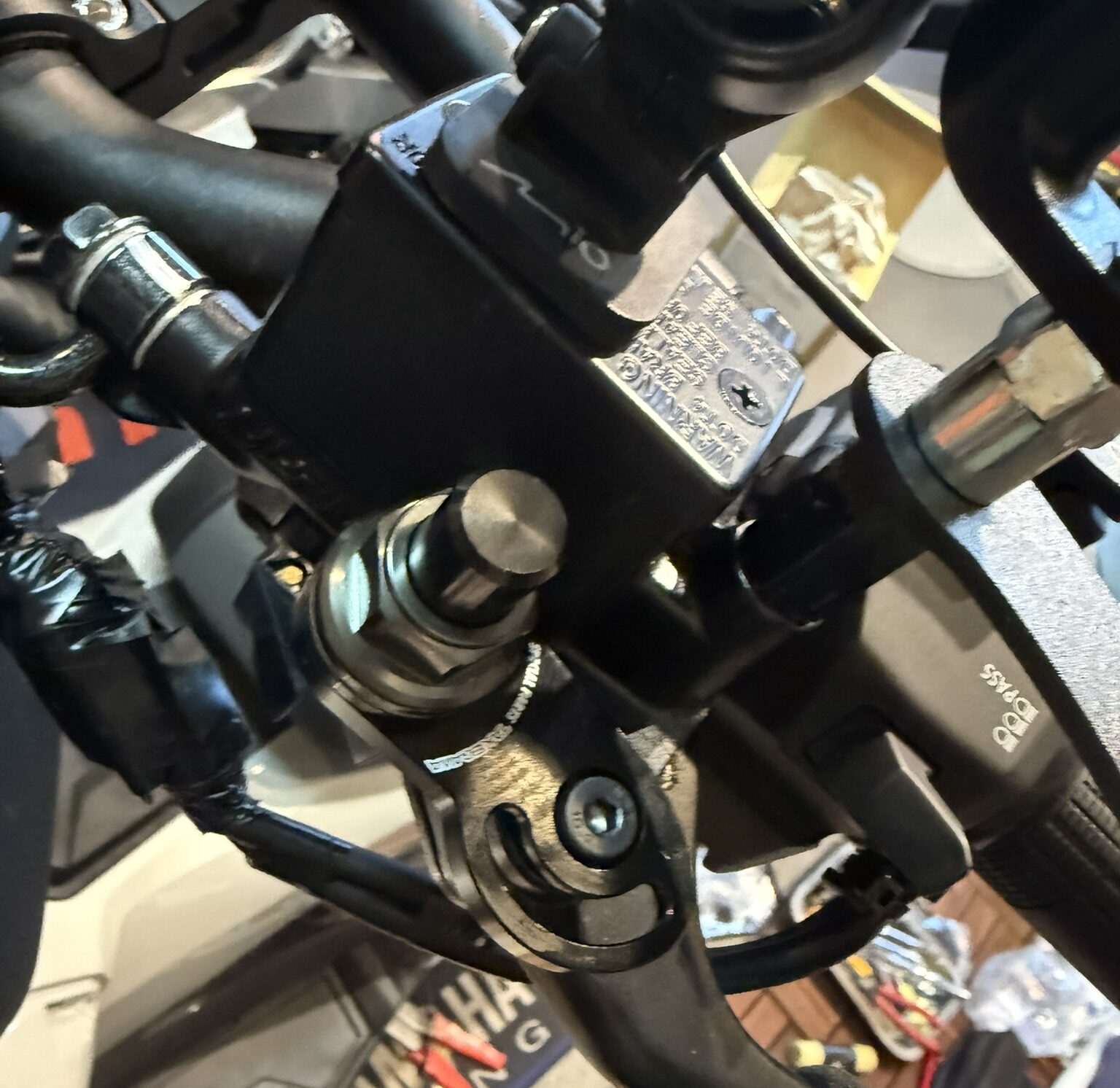 ADV160に武川パーキングブレーキを取り付けた状態
